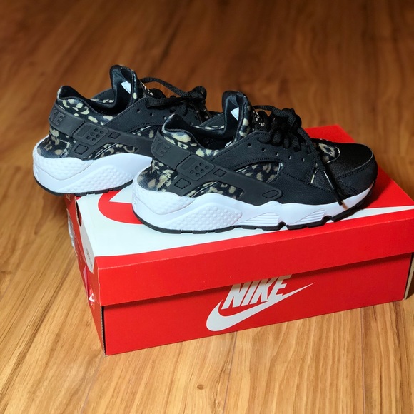 Women's Nike Air Huarache Leopard Print Shoes - Picture 2 of 7